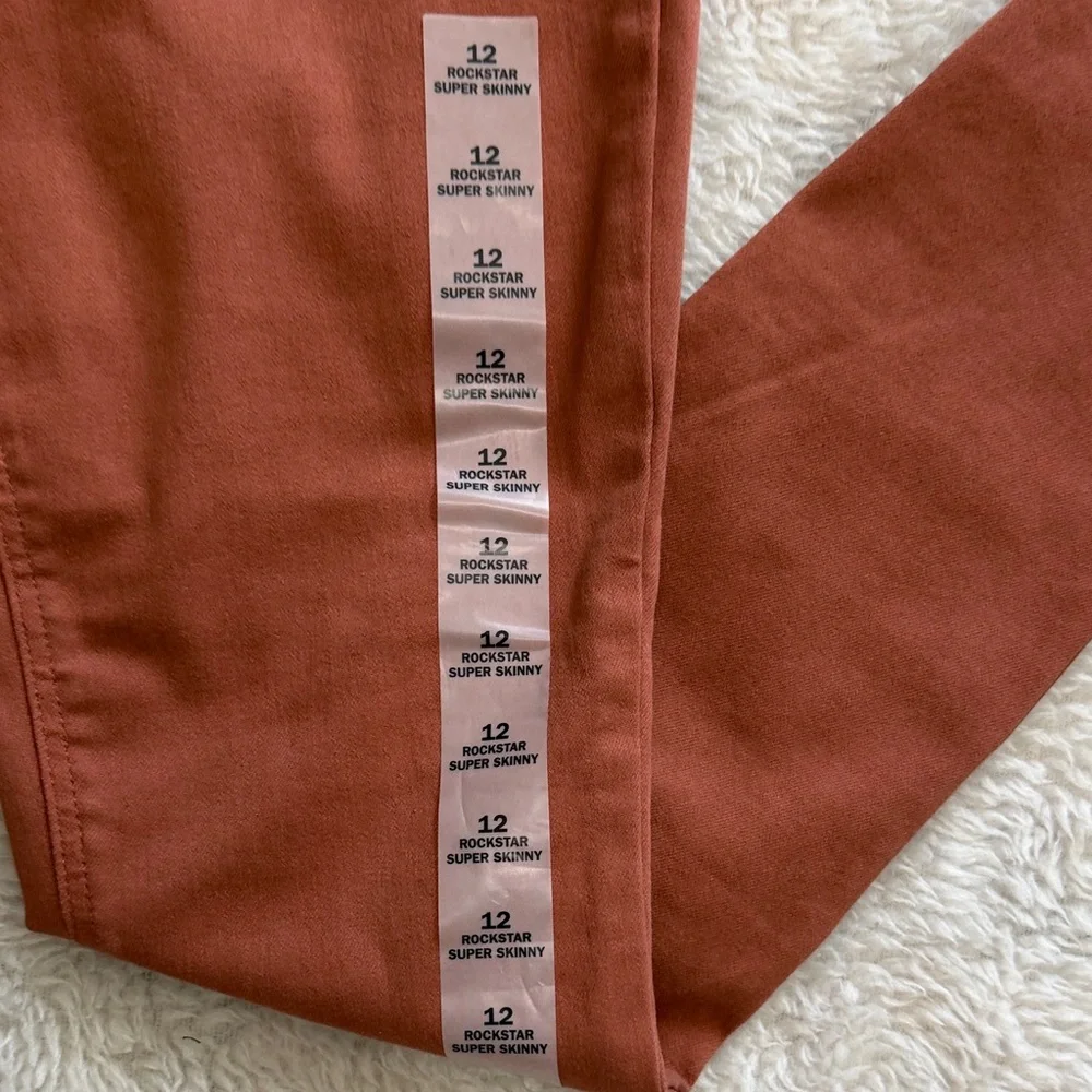 Old Navy Women's Rockstar Super Skinny Jeans in Rust - Picture 2 of 12